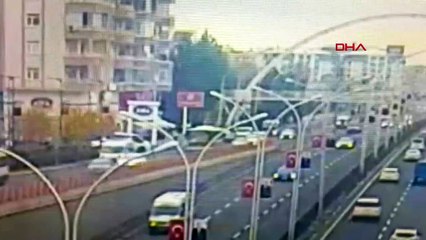 Yolcu minibüsü, köprülü kavşaktan yola devrildi: 7 yaralı