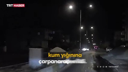 Kum yığınına çarpan araç takla attı: 1 yaralı
