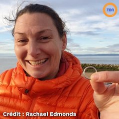 Avec son détecteur de métaux, elle trouve l'alliance d'une femme sur une plage