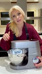 Μενεγάκη: Μπήκε στην κουζίνα κι έφτιαξε σταφιδόψωμο –Βήμα βήμα η συνταγή της