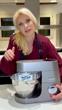 Μενεγάκη: Μπήκε στην κουζίνα κι έφτιαξε σταφιδόψωμο –Βήμα βήμα η συνταγή της