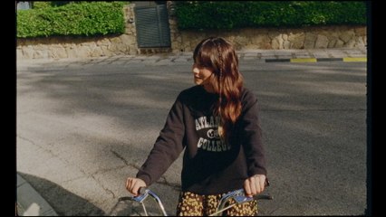 Aitana - NO TE HAS IDO Y YA TE EXTRAÑO (Lyric Video)