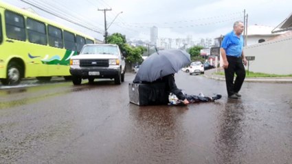 Entregadora de alimentos se fere em colisão com caminhonete na Rua Manaus