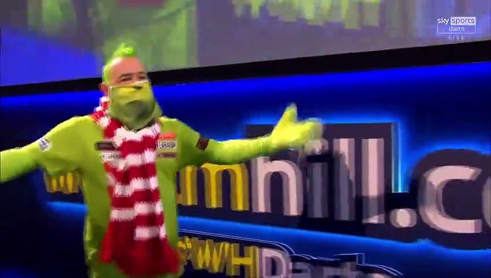 Le champion du monde Peter Wright sort pour son match aux championnats de  fléchettes habillé en Grinch - Vidéo Dailymotion