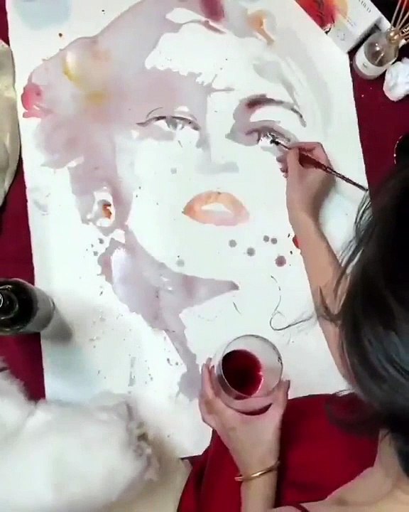 Juste une goutte de vin et quelques couleurs pour réaliser ce tableau sans le son