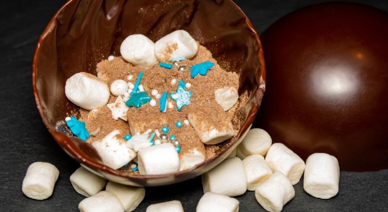 Te enseñamos cómo preparar las famosas "bombas de chocolate" para esta Navidad