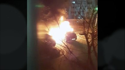 주차된 승용차에서 화재...차량 전소 / YTN