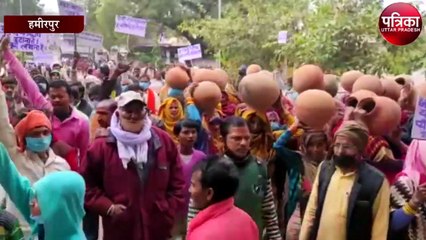 पानी की समस्या को लेकर मोहल्ले वासियों ने किया प्रदर्शन