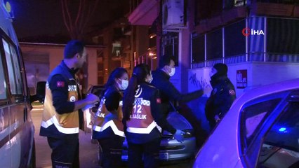 Bahçede ateş yakan yaşlı adamı komşuları taş atarak uyardı