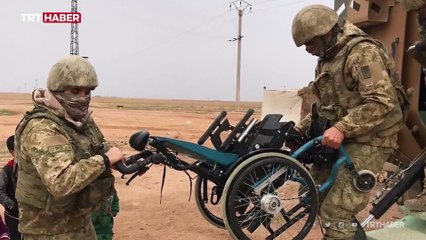 Mehmetçik'ten yaşlı kadına yardım eli