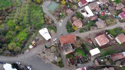 Köy meydanındaki camisiz minare büyük ilgi çekiyor