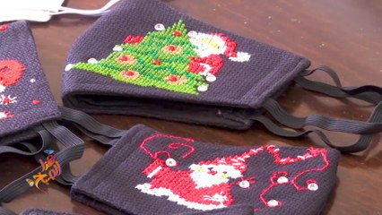 كمامات مطرزة برموز أعياد الميلاد بأنامل مريضات السرطان بغزة