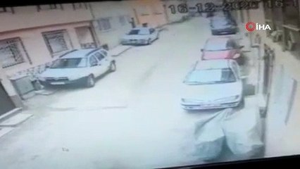 Bursa’da motosikletiyle tek teker üstünde giden sürücünün düşme anı kamerada