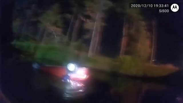 Dramático rescate de un padre y sus dos hijos atrapados en un coche en un río de Florida