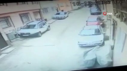 Bursa’da motosikletiyle tek teker üstünde giden sürücünün düşme anı kamerada