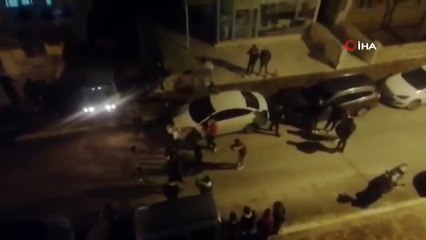 Sokak ortasında asker eğlencesi kamerada