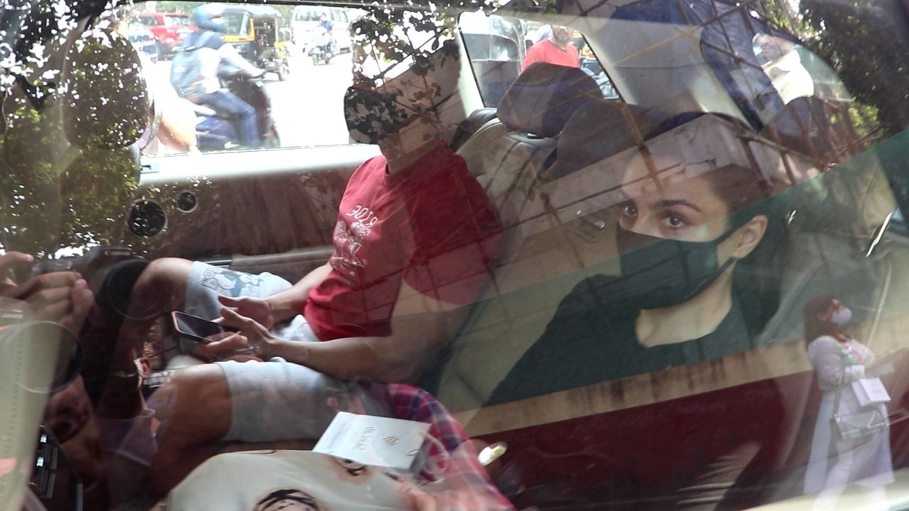 Soha Ali Khan & Kunal Khemu spotted at Clinic; Watch Video | FilmiBeat