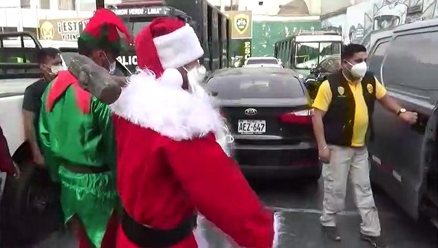 Хо-хо-хо, вы арестованы! : полиция Перу провела спецоперацию в рождественских костюмах