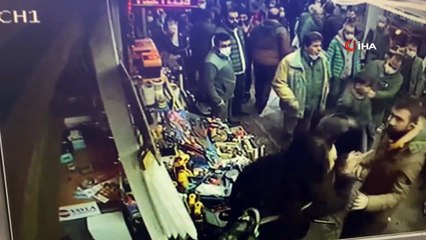 Karaköy'de kapkaççıyı esnaf yakaladı... O anlar kamerada