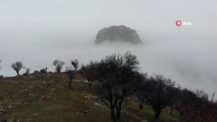 Tarihi Karahisar Kalesi sis altındaki görüntüsüyle ile mest etti