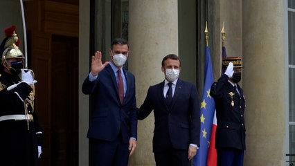 Sánchez cancela agenda y hará cuarentena tras el positivo de Macron