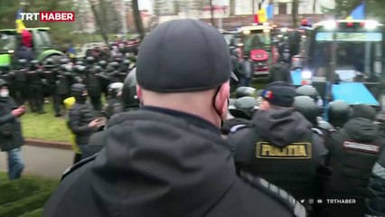 Moldova'da çiftçiler traktörleriyle meclise girmeye çalıştı