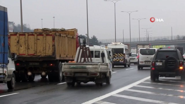 - FSM Köprüsü’ndeki zincirleme kaza,TEM Otoyolunda trafiği felç etti- Köprüdeki maddi hasarlı kaza köprü girişi ve TEM deki trafiği durma noktasına getirdi