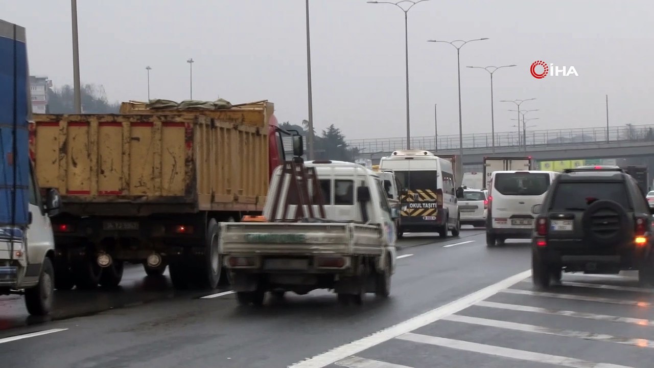 - FSM Köprüsü’ndeki zincirleme kaza,TEM Otoyolunda trafiği felç etti- Köprüdeki maddi hasarlı kaza köprü girişi ve TEM deki trafiği durma noktasına getirdi