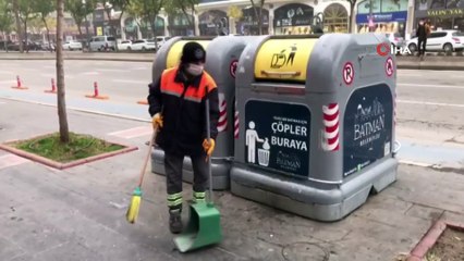 Temizlik personelinden alkışlanacak hareket...Yerde bulduğu 5 bin lirayı sahibine teslim etti