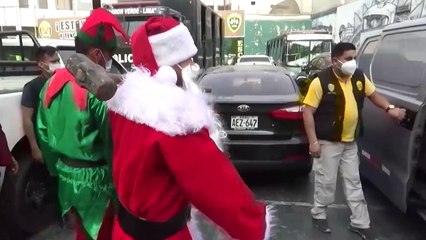 Policías disfrazados de Papá Noel y de uno de sus duendes arrestan a un vendedor de droga en Lima