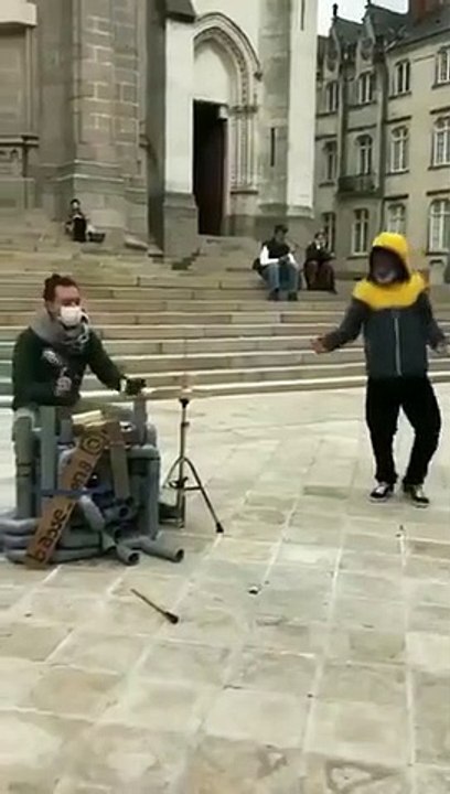 Il joue de la musique techno acoustique avec des tuyaux et des tongs