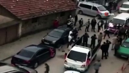 Video herunterladen: Bursa'da düğün öncesi şok görüntüler... Sosyal mesafeyi hiçe sayıp kılıç-kalkan oynadılar