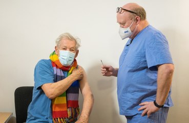 Ian McKellen recebe vacina contra coronavírus