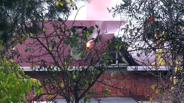 Kocaeli'de evin çatı katında çıkan yangın paniğe sebep oldu
