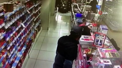 Markete müşteri gibi girdi, telefon çalıp çıktı...O anlar kamerada