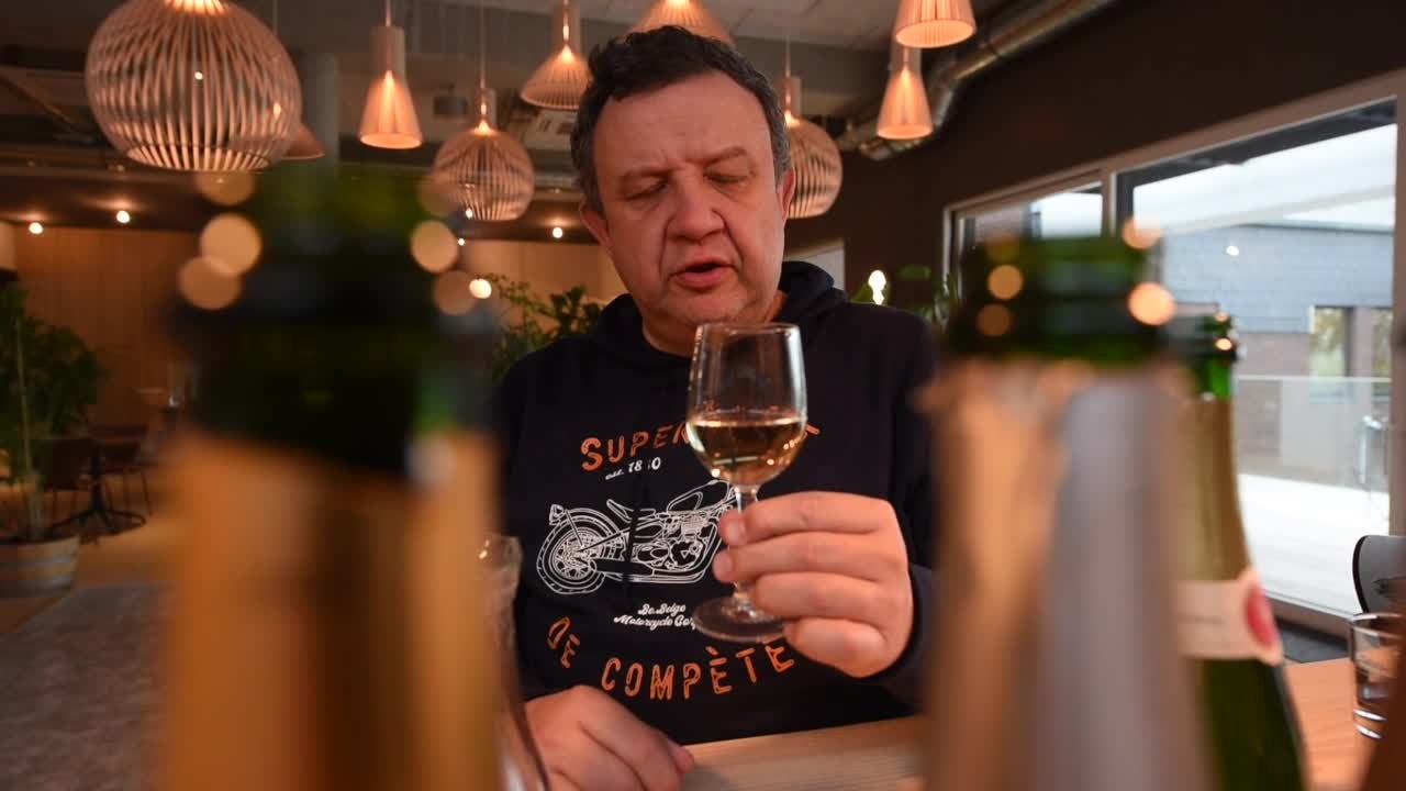 Eric Boschman teste les champagne pour SudPresse