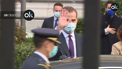 Felipe VI sale entre aplausos de la inauguración de la exposición conmemorativa sobre Azaña