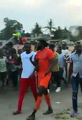 Adebayor joue au quartier avec un maillot de Istanbul Basaksehir