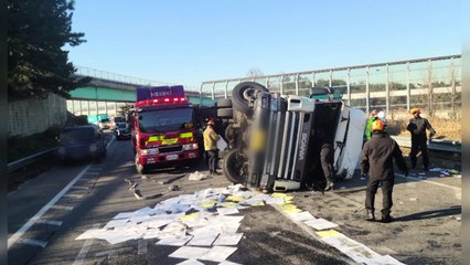 제2경인고속도로서 트레일러 전도...60대 운전자 부상 / YTN