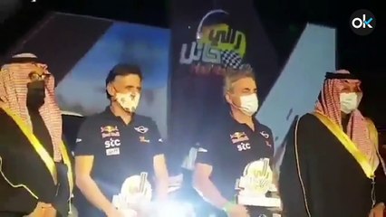 Carlos Sainz alucina cuando le ponen el himno franquista en Arabia Saudí