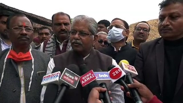 मृत किसान दशन के घर पहुंचे धरमलाल बोले- किसान आत्महत्या कर रहे हैं और सरकार मना रही है उत्सव
