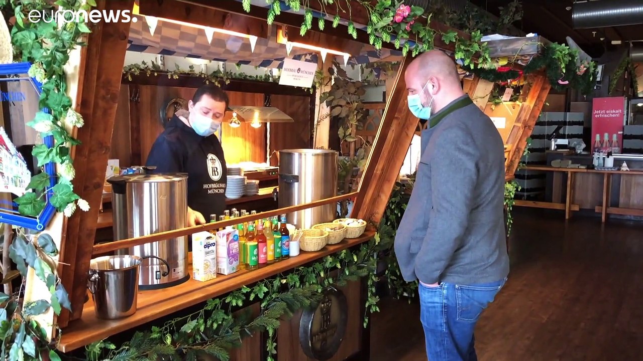 Sans clients à cause du confinement, une brasserie berlinoise accueille des personnes sans abris