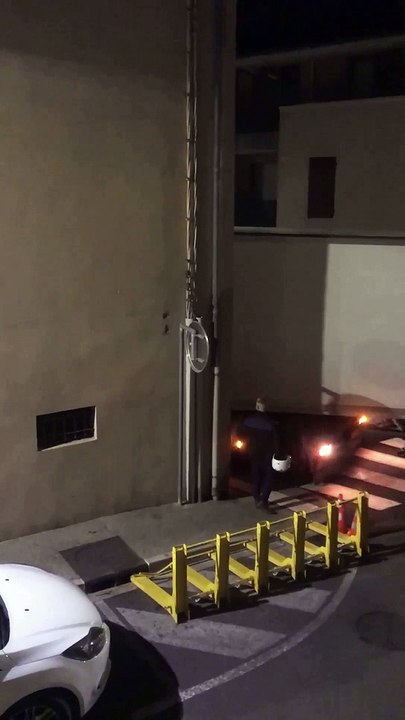 Le poids lourd coincé rue des mInimes à TRETS se dégage après 4h de galère