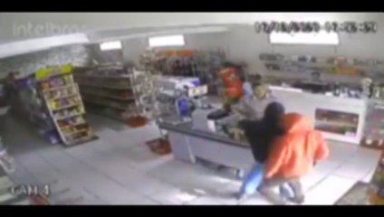 Pai e filho são baleados durante assalto a comércio e morrem no hospital em Jaguariaiva; câmera registrou o crime