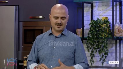 Barmeni Redi Panariti pergatit kokteilin e thjesht e te shijshem me pjeshke dhe prosecco