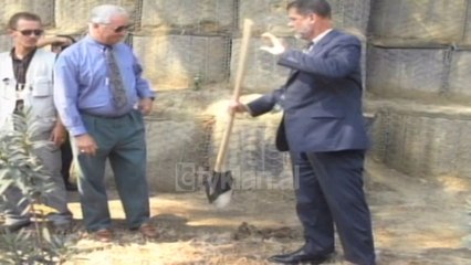 Fillon ndertimi i murit rrethues ne Ambasaden Amerikane - (17 Tetor 2000)