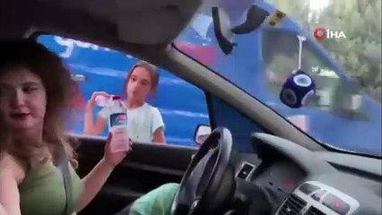 Yardım severliği onu tablet sahibi yaptı... İşte kendi küçük, yüreği büyük su satan kız