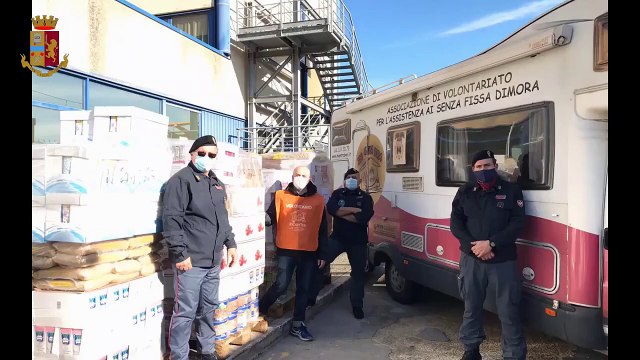Bari - Poliziotti danno in beneficenza generi alimentari e 25mila euro in buoni pasto (17.12.20)