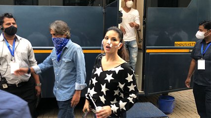 Sunny Leone दिखी अजीबोगरीब मास्क में;  Watch video | FilmiBeat