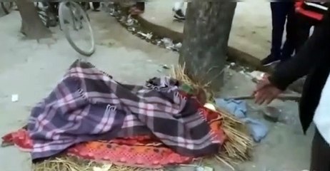 कड़कड़ाती ठंड में पेड़ के नीचे लेटे बीमार हुए बुजुर्ग को सूचना मिलते ही एसडीएम ने पहुंचाया